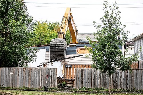 MIKAELA MACKENZIE / WINNIPEG FREE PRESS
	
A house at 558 Pritchard is demolished by the city on Thursday, Aug. 22, 2024.

For Joyanne story.
Winnipeg Free Press 2024