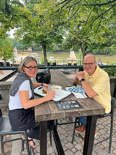 GABRIELLE PICHE / FREE PRESS

Nathalie Beausejour and Ron Nijssen grabbed lunch at The Forks Thursday. Beausejour tipped for her beer.