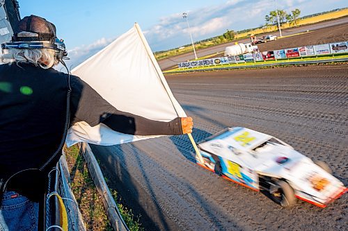 NIC ADAM / FREE PRESS
Race director Carl Mulder waves flags at Thursday night thunder at Victory Lanes Speedway. 
240822 - Thursday, August 22, 2024.

Reporter: ?