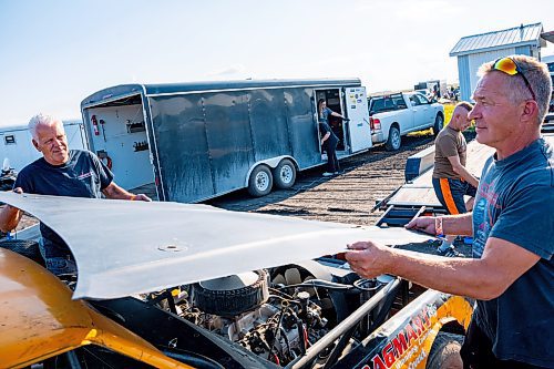 NIC ADAM / FREE PRESS
Dave Rogers (left) and Jeff Copp work on their car before racing at Thursday night thunder at Victory Lanes Speedway. 
240822 - Thursday, August 22, 2024.

Reporter: ?