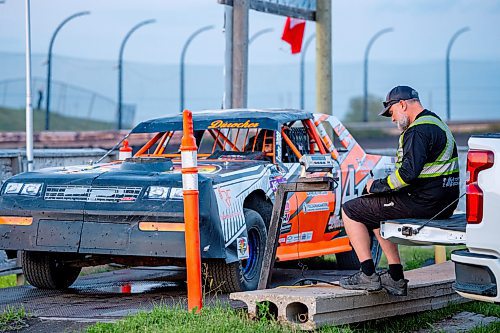 NIC ADAM / FREE PRESS
Tech inspector Chris Henderson weighs cars at Thursday night thunder at Victory Lanes Speedway. 
240822 - Thursday, August 22, 2024.

Reporter: ?