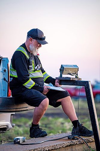 NIC ADAM / FREE PRESS
Tech inspector Chris Henderson weighs cars at Thursday night thunder at Victory Lanes Speedway. 
240822 - Thursday, August 22, 2024.

Reporter: ?