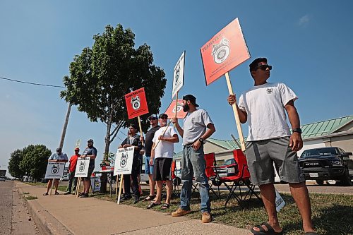 22082024
Teamsters Rail workers picket outside the CN Brandon General Yard Office on Friday afternoon. (Tim Smith/The Brandon Sun)