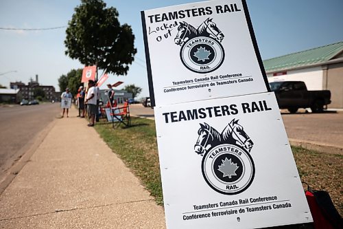 22082024
Teamsters Rail workers picket outside the CN Brandon General Yard Office on Friday afternoon. (Tim Smith/The Brandon Sun)