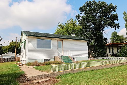 A two-bedroom house on Toronto St. is right across the street from the Carberry and District Health Centre. It was recently purchased by the town of Carberry to attract and retain a doctor. (Michele McDougall/The Brandon Sun) 
 