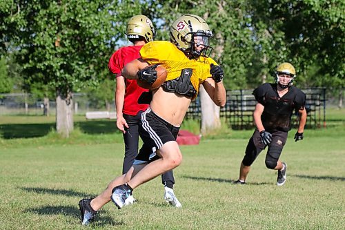 Crocus Plainsmen senior Cole Klassen runs a sweep during football training camp at Crocus on Monday afternoon. (Thomas Friesen/The Brandon Sun)