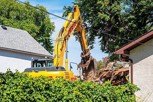 NIC ADAM / FREE PRESS
A crew demolishes the vacant house along Manitoba Ave. that burned down due to multiple fires in a few short months. According to the land-owner, the city approved his months-old demolition permit after the release of our last article on the subject.
240826 - Monday, August 26, 2024.

Reporter: Malak