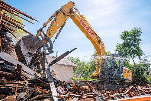 NIC ADAM / FREE PRESS
A crew demolishes the vacant house along Manitoba Ave. that burned down due to multiple fires in a few short months. According to the land-owner, the city approved his months-old demolition permit after the release of our last article on the subject.
240826 - Monday, August 26, 2024.

Reporter: Malak