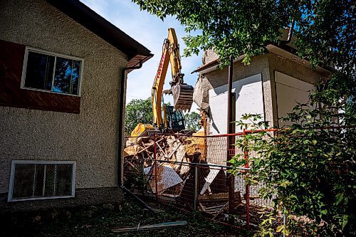 NIC ADAM / FREE PRESS
A crew demolishes the vacant house along Manitoba Ave. that burned down due to multiple fires in a few short months. According to the land-owner, the city approved his months-old demolition permit after the release of our last article on the subject.
240826 - Monday, August 26, 2024.

Reporter: Malak