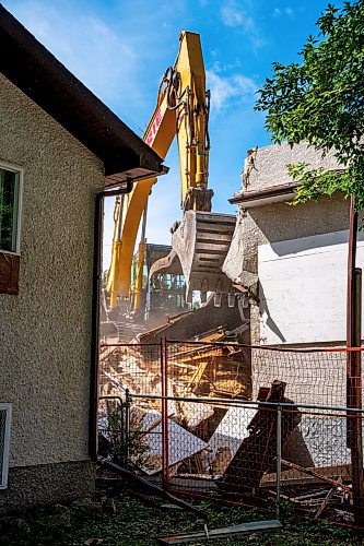 NIC ADAM / FREE PRESS
A crew demolishes the vacant house along Manitoba Ave. that burned down due to multiple fires in a few short months. According to the land-owner, the city approved his months-old demolition permit after the release of our last article on the subject.
240826 - Monday, August 26, 2024.

Reporter: Malak