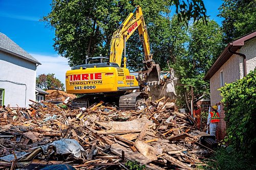 NIC ADAM / FREE PRESS
A crew demolishes the vacant house along Manitoba Ave. that burned down due to multiple fires in a few short months. According to the land-owner, the city approved his months-old demolition permit after the release of our last article on the subject.
240826 - Monday, August 26, 2024.

Reporter: Malak