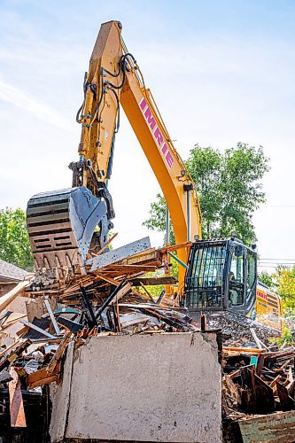 NIC ADAM / FREE PRESS
A crew demolishes the vacant house along Manitoba Ave. that burned down due to multiple fires in a few short months. According to the land-owner, the city approved his months-old demolition permit after the release of our last article on the subject.
240826 - Monday, August 26, 2024.

Reporter: Malak