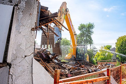 NIC ADAM / FREE PRESS
A crew demolishes the vacant house along Manitoba Ave. that burned down due to multiple fires in a few short months. According to the land-owner, the city approved his months-old demolition permit after the release of our last article on the subject.
240826 - Monday, August 26, 2024.

Reporter: Malak