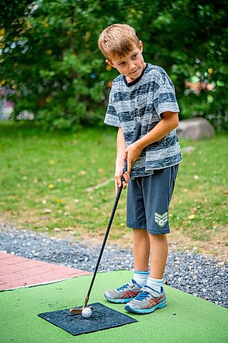 NIC ADAM / FREE PRESS
Bentley Riege plays a round of mini golf at Tinker Town Monday afternoon.
240826 - Monday, August 26, 2024.

Reporter: ?