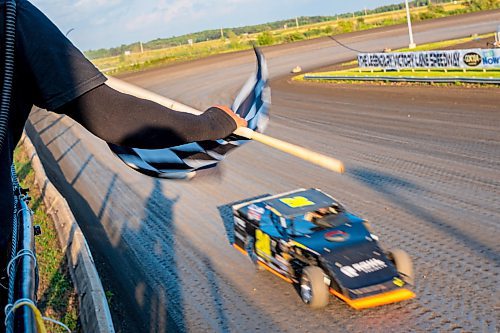 NIC ADAM / FREE PRESS
Race director Carl Mulder waves flags at Thursday night thunder at Victory Lanes Speedway. 
240822 - Thursday, August 22, 2024.

Reporter: ?