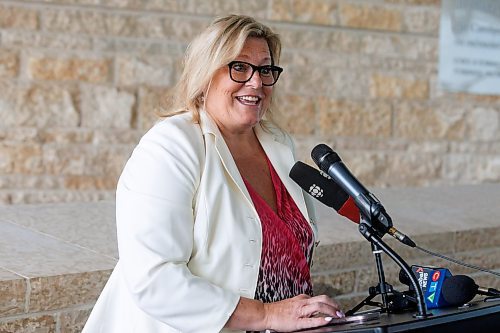 MIKE DEAL / FREE PRESS
Arlyn Filewich, lead negotiator, MTS, speaks during the signing of the first ever provincial bargaining agreement between teachers and school boards in Manitoba at an event held at the CMHR Tuesday morning.
See Maggie Macintosh story
240827 - Tuesday, August 27, 2024.