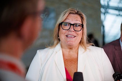 MIKE DEAL / FREE PRESS
Arlyn Filewich, lead negotiator, MTS, speaks during the signing of the first ever provincial bargaining agreement between teachers and school boards in Manitoba at an event held at the CMHR Tuesday morning.
See Maggie Macintosh story
240827 - Tuesday, August 27, 2024.