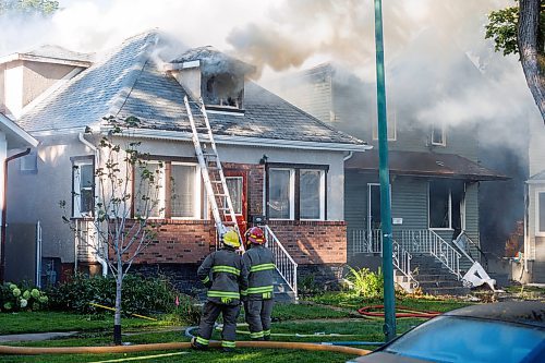 MIKE DEAL / FREE PRESS
Winnipeg Fire Paramedic Service crews work at putting out a fire that has destroyed at least two houses and badly damaged another on Cobourg Avenue between Glenwood Crescent and Beatrice Street Wednesday morning.
240828 - Wednesday, August 28, 2024.