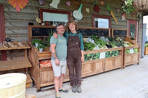  Colleen Zacharias / Free Press
Owen Campbell, left, and Erin Froese, right, work at FortWhyte Farms and mentor students who grow and harvest the fresh produce for the farm's Market.
