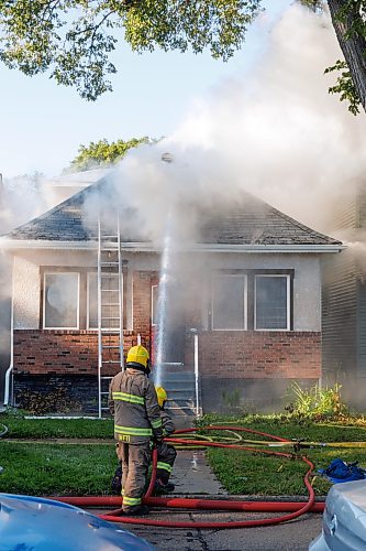 MIKE DEAL / FREE PRESS
Winnipeg Fire Paramedic Service crews work at putting out a fire that has destroyed at least two houses and badly damaged another on Cobourg Avenue between Glenwood Crescent and Beatrice Street Wednesday morning.
240828 - Wednesday, August 28, 2024.