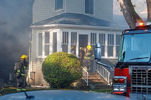 MIKE DEAL / FREE PRESS
Winnipeg Fire Paramedic Service crews work at putting out a fire that has destroyed at least two houses and badly damaged another on Cobourg Avenue between Glenwood Crescent and Beatrice Street Wednesday morning.
240828 - Wednesday, August 28, 2024.