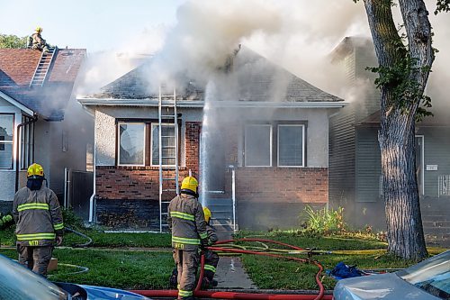 MIKE DEAL / FREE PRESS
Winnipeg Fire Paramedic Service crews work at putting out a fire that has destroyed at least two houses and badly damaged another on Cobourg Avenue between Glenwood Crescent and Beatrice Street Wednesday morning.
240828 - Wednesday, August 28, 2024.