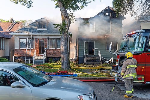 MIKE DEAL / FREE PRESS
Winnipeg Fire Paramedic Service crews work at putting out a fire that has destroyed at least two houses and badly damaged another on Cobourg Avenue between Glenwood Crescent and Beatrice Street Wednesday morning.
240828 - Wednesday, August 28, 2024.