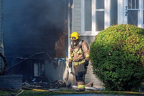 MIKE DEAL / FREE PRESS
Winnipeg Fire Paramedic Service crews work at putting out a fire that has destroyed at least two houses and badly damaged another on Cobourg Avenue between Glenwood Crescent and Beatrice Street Wednesday morning.
240828 - Wednesday, August 28, 2024.