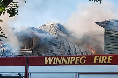 MIKE DEAL / FREE PRESS
Winnipeg Fire Paramedic Service crews work at putting out a fire that has destroyed at least two houses and badly damaged another on Cobourg Avenue between Glenwood Crescent and Beatrice Street Wednesday morning.
240828 - Wednesday, August 28, 2024.