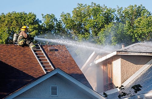 MIKE DEAL / FREE PRESS
Winnipeg Fire Paramedic Service crews work at putting out a fire that has destroyed at least two houses and badly damaged another on Cobourg Avenue between Glenwood Crescent and Beatrice Street Wednesday morning.
240828 - Wednesday, August 28, 2024.