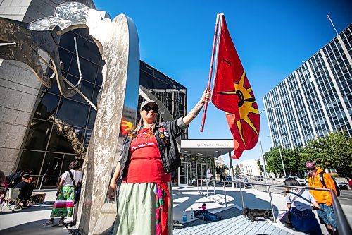 MIKAELA MACKENZIE / WINNIPEG FREE PRESS

Tara Martinez holds a flag high in front of the law courts on Wednesday, Aug. 28, 2024. The Skibiki sentencing is taking place today.


Winnipeg Free Press 2024