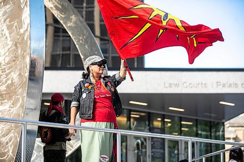 MIKAELA MACKENZIE / WINNIPEG FREE PRESS

Tara Martinez holds a flag high in front of the law courts on Wednesday, Aug. 28, 2024. The Skibiki sentencing is taking place today.


Winnipeg Free Press 2024