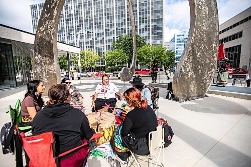 MIKAELA MACKENZIE / WINNIPEG FREE PRESS

A drum circle gathers in front of the law courts on Wednesday, Aug. 28, 2024. The Skibiki sentencing is taking place today.


Winnipeg Free Press 2024