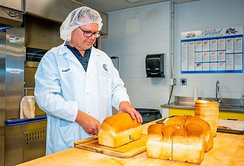 NIC ADAM / FREE PRESS
Cereal Canada end products technician Jared Ozuk slices into a freshly made loaf of bread.
240829 - Thursday, August 29, 2024.

Reporter: Martin Cash