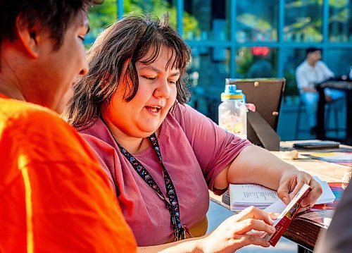 NIC ADAM / FREE PRESS
Juston Tuesday (left) and Mackenzie Anderson-Sasnella help teach Cree and Ojibwe at the free &quot;language tables&quot; offered Wednesday through Friday evenings at the Forks.
240828 - Wednesday, August 28, 2024.

Reporter: Jen Zoratti