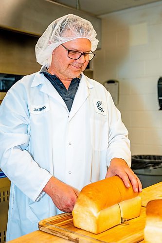 NIC ADAM / FREE PRESS
Cereal Canada end products technician Jared Ozuk slices into a freshly made loaf of bread.
240829 - Thursday, August 29, 2024.

Reporter: Martin Cash