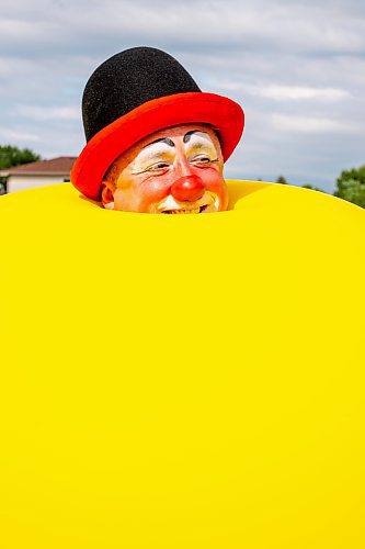 NIC ADAM / FREE PRESS
Charles Lauder aka Sleepy the Clown, pictured doing a trick at John H Coulter Park Thursday, is celebrating his 30th season clowning around this summer.
240829 - Thursday, August 29, 2024.

Reporter: AV Kitching