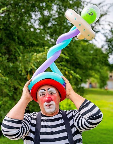 NIC ADAM / FREE PRESS
Charles Lauder aka Sleepy the Clown, pictured doing a trick at John H Coulter Park Thursday, is celebrating his 30th season clowning around this summer.
240829 - Thursday, August 29, 2024.

Reporter: AV Kitching