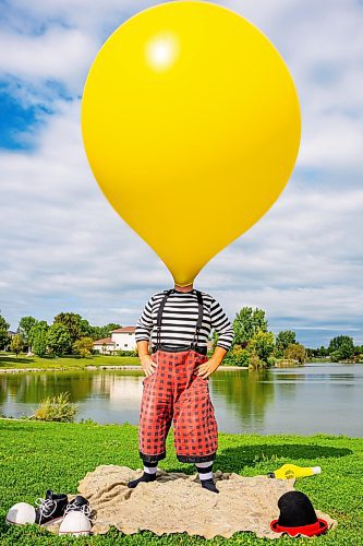 NIC ADAM / FREE PRESS
Charles Lauder aka Sleepy the Clown, pictured doing a trick at John H Coulter Park Thursday, is celebrating his 30th season clowning around this summer.
240829 - Thursday, August 29, 2024.

Reporter: AV Kitching