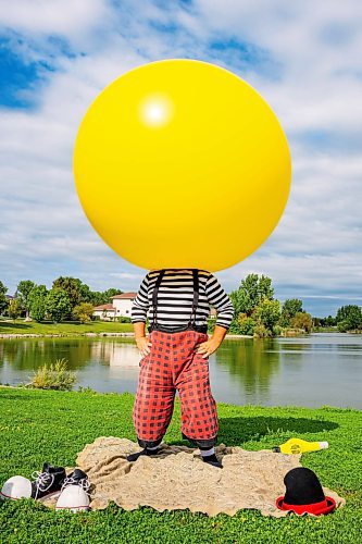 NIC ADAM / FREE PRESS
Charles Lauder aka Sleepy the Clown, pictured doing a trick at John H Coulter Park Thursday, is celebrating his 30th season clowning around this summer.
240829 - Thursday, August 29, 2024.

Reporter: AV Kitching