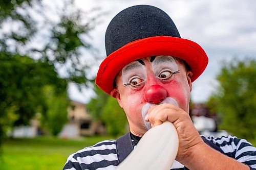 NIC ADAM / FREE PRESS
Charles Lauder aka Sleepy the Clown, pictured doing a trick at John H Coulter Park Thursday, is celebrating his 30th season clowning around this summer.
240829 - Thursday, August 29, 2024.

Reporter: AV Kitching