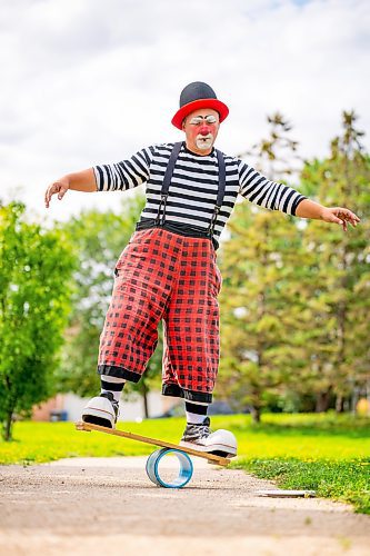 NIC ADAM / FREE PRESS
Charles Lauder aka Sleepy the Clown, pictured doing a trick at John H Coulter Park Thursday, is celebrating his 30th season clowning around this summer.
240829 - Thursday, August 29, 2024.

Reporter: AV Kitching