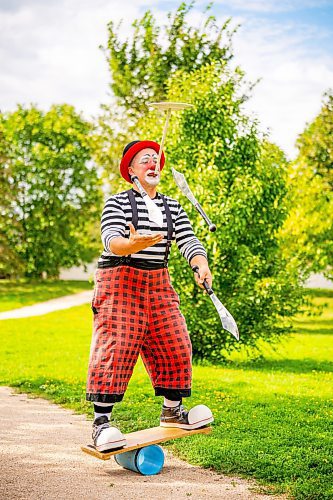 NIC ADAM / FREE PRESS
Charles Lauder aka Sleepy the Clown, pictured doing a trick at John H Coulter Park Thursday, is celebrating his 30th season clowning around this summer.
240829 - Thursday, August 29, 2024.

Reporter: AV Kitching