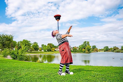 NIC ADAM / FREE PRESS
Charles Lauder aka Sleepy the Clown, pictured doing a trick at John H Coulter Park Thursday, is celebrating his 30th season clowning around this summer.
240829 - Thursday, August 29, 2024.

Reporter: AV Kitching