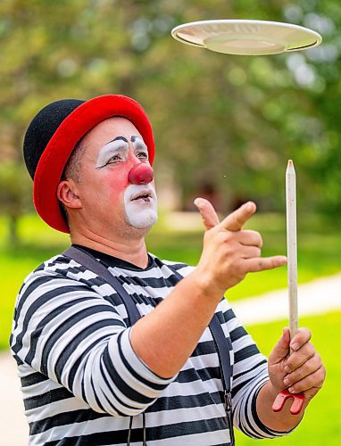 NIC ADAM / FREE PRESS
Charles Lauder aka Sleepy the Clown, pictured doing a trick at John H Coulter Park Thursday, is celebrating his 30th season clowning around this summer.
240829 - Thursday, August 29, 2024.

Reporter: AV Kitching