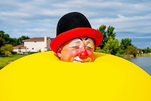 NIC ADAM / FREE PRESS
Charles Lauder aka Sleepy the Clown, pictured doing a trick at John H Coulter Park Thursday, is celebrating his 30th season clowning around this summer.
240829 - Thursday, August 29, 2024.

Reporter: AV Kitching