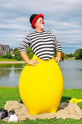 NIC ADAM / FREE PRESS
Charles Lauder aka Sleepy the Clown, pictured doing a trick at John H Coulter Park Thursday, is celebrating his 30th season clowning around this summer.
240829 - Thursday, August 29, 2024.

Reporter: AV Kitching