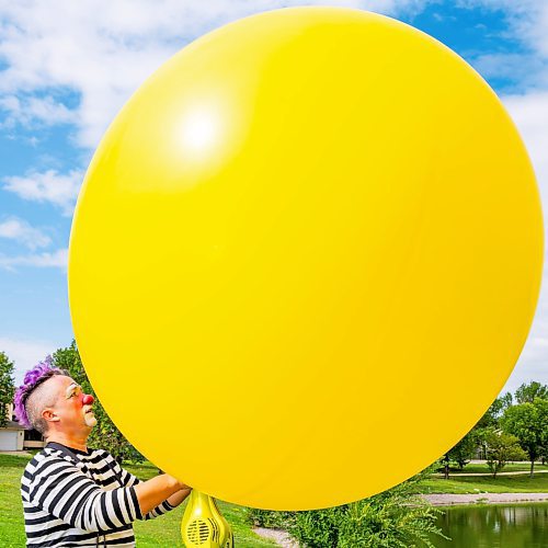 NIC ADAM / FREE PRESS
Charles Lauder aka Sleepy the Clown, pictured doing a trick at John H Coulter Park Thursday, is celebrating his 30th season clowning around this summer.
240829 - Thursday, August 29, 2024.

Reporter: AV Kitching