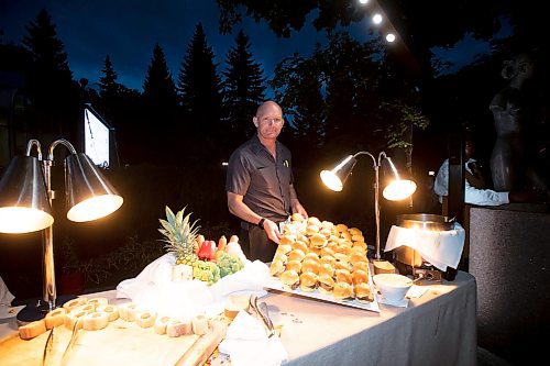 BROOK JONES / FREE PRESS
Assiniboine Park Conservancy Sous-Chef Robin Webb is pictured at the French Hot Dogs and Beef Bourguignon Slider Station at A Picnic in Provence - Garden Party 2024 at the Leo Mol Sculpture Garden at Assiniboine Park in Winnipeg, Man., Wednesday, Aug. 28, 2024. The annual fundraiser supports the Assiniboine Park Conservancy and this year's event included 500 guests.