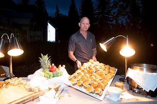 BROOK JONES / FREE PRESS
Assiniboine Park Conservancy Sous-Chef Robin Webb is pictured at the French Hot Dogs and Beef Bourguignon Slider Station at A Picnic in Provence - Garden Party 2024 at the Leo Mol Sculpture Garden at Assiniboine Park in Winnipeg, Man., Wednesday, Aug. 28, 2024. The annual fundraiser supports the Assiniboine Park Conservancy and this year's event included 500 guests.